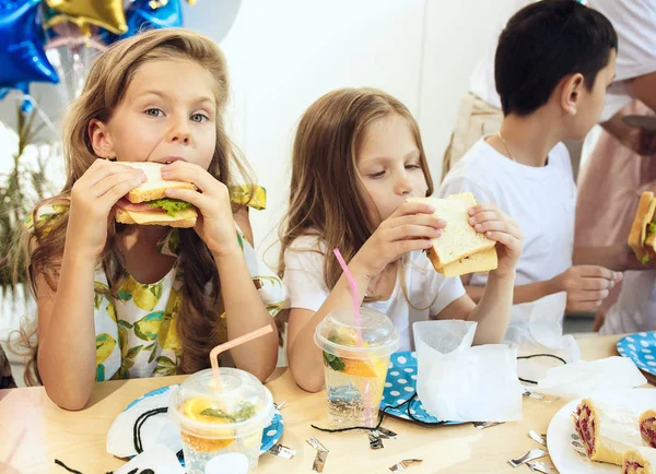 Decorações de aniversário de menina. configuração de mesa com bolos, bebidas e gadgets de festa . — Fotografia de Stock