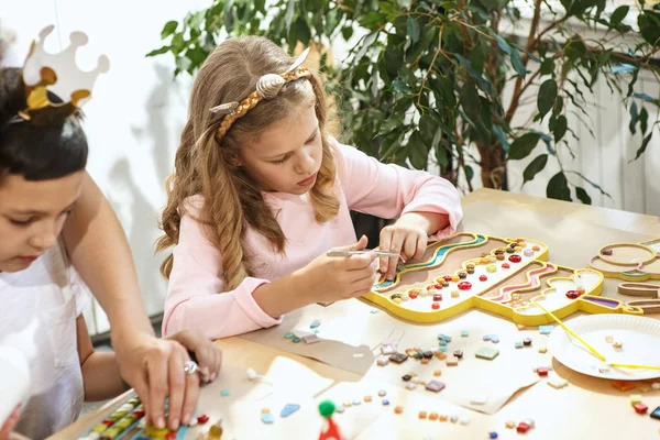 Mozaika puzzle umění pro děti, dětské tvůrčí hra. dvě sestry hrají mozaika — Stock fotografie