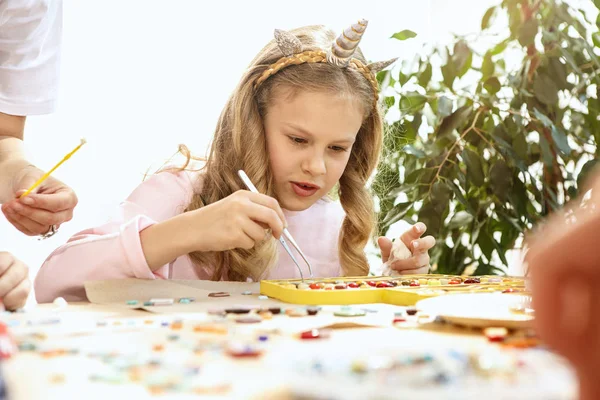 Mozaika puzzle umění pro děti, dětské tvůrčí hra. dvě sestry hrají mozaika — Stock fotografie