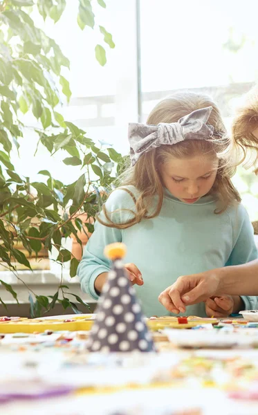 Mozaik puzzle sanat çocuklar, çocuk yaratıcı oyun için. iki kız kardeş mozaik oynuyorlar