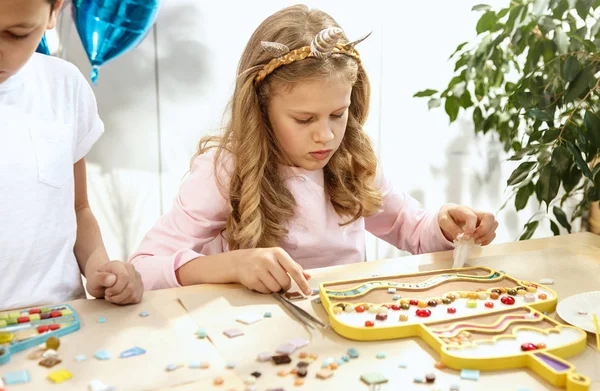 Mozaik puzzle sanat çocuklar, çocuk yaratıcı oyun için. iki kız kardeş mozaik oynuyorlar — Stok fotoğraf