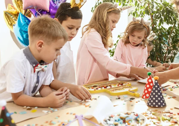 Art puzzle mosaïque pour les enfants, jeu créatif pour enfants . — Photo