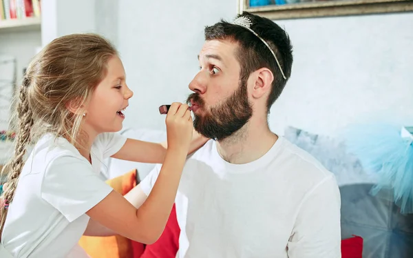 Pai e sua menina de seis anos em casa — Fotografia de Stock