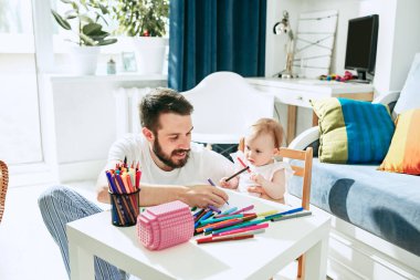 Baba ve bebek kızı evde