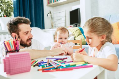 Baba ve bebek kızı evde