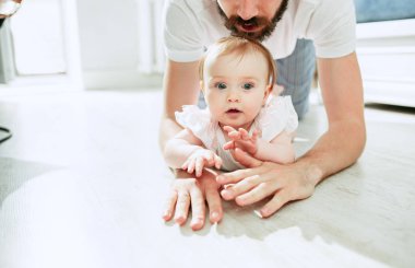 Baba ve bebek kızı evde