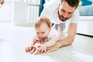 Baba ve bebek kızı evde