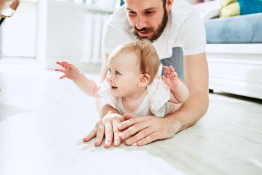 Baba ve bebek kızı evde