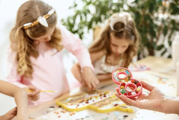 Mozaika puzzle umění pro děti, dětské tvůrčí hra. dvě dívky hrají mozaika — Stock fotografie
