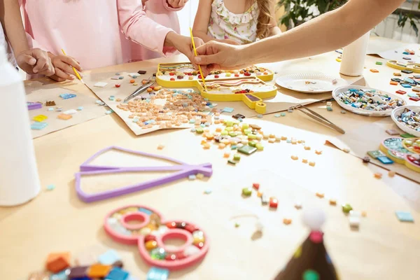 Mozaika umění puzzle pro děti, dětské tvůrčí hru. — Stock fotografie