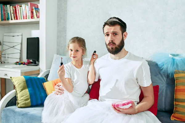 Pai e sua menina de seis anos em casa — Fotografia de Stock