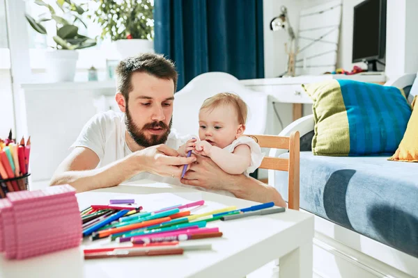 Padre e sua figlia a casa — Foto Stock