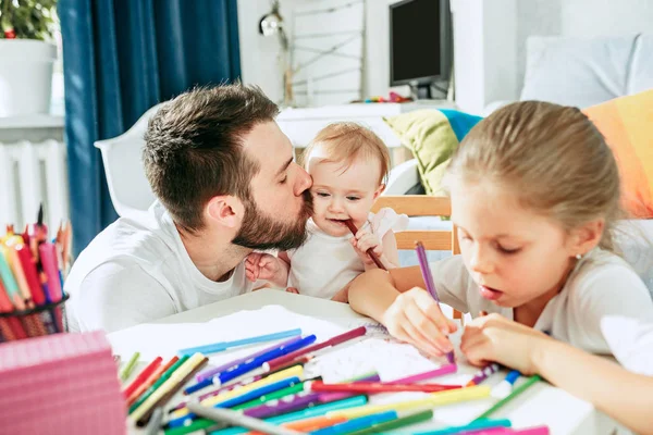 Padre y su hija en casa —  Fotos de Stock