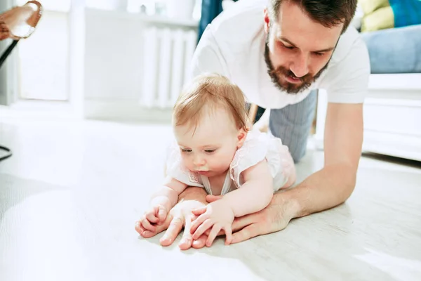 Father and his baby daughter at home — Stock Photo, Image