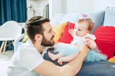 Bebek kızı evde tutan babası olmakla gurur duyuyorum