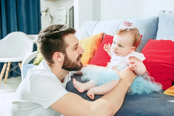 Orgulloso padre sosteniendo a su hija en casa — Foto de Stock