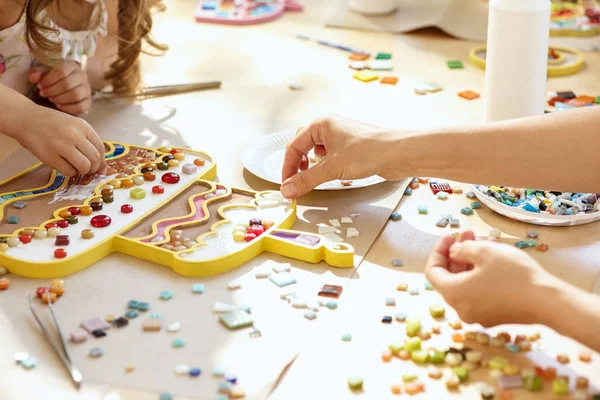 Arte quebra-cabeça mosaico para crianças, jogo criativo das crianças . — Fotografia de Stock