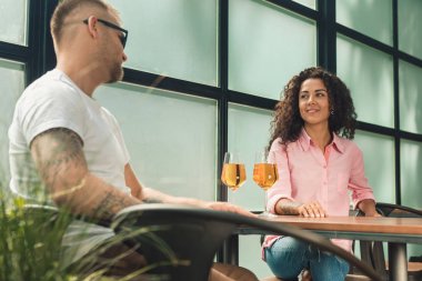 Ona evet dedi. Genç adam evlilik teklifi açık havada yaparken eşi elini öpmeye closeup.