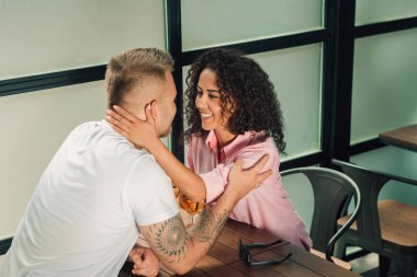 Ona evet dedi. Genç adam evlilik teklifi açık havada yaparken eşi elini öpmeye closeup.