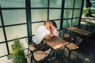 Güzel genç sevgi dolu çift. Erkek ve kadın aşık. Kız ve erkek birlikte.