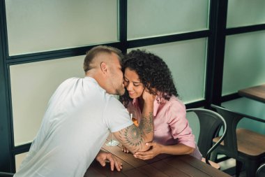 Seni seviyorum. Romantik öpücük. Güzel genç sevgi dolu çift. Erkek ve kadın aşık. Kız ve erkek birlikte. Coucasian modelleri. Yaşam tarzı kavramı