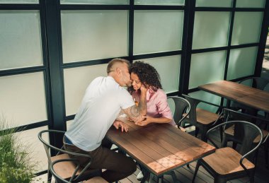 Güzel genç sevgi dolu çift. Erkek ve kadın aşık. Kız ve erkek birlikte.