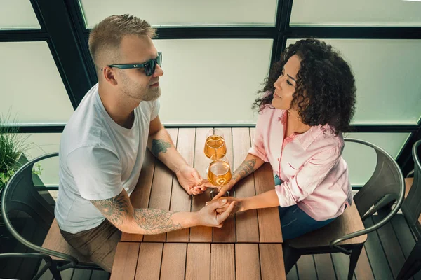 Ella le dijo que sí. Primer plano del joven besando la mano de su esposa mientras hace la propuesta de matrimonio al aire libre . —  Fotos de Stock