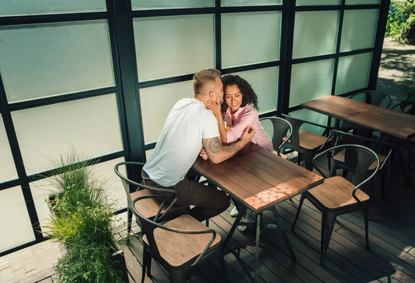 Güzel genç sevgi dolu çift. Erkek ve kadın aşık. Kız ve erkek birlikte.