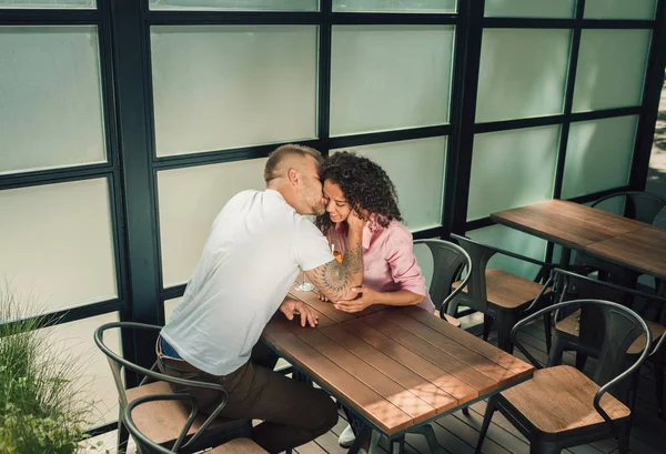 Güzel genç sevgi dolu çift. Erkek ve kadın aşık. Kız ve erkek birlikte.