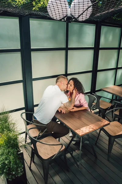 Cheerful couple in cafe having a good time. — Stock Photo, Image