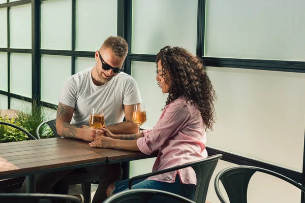 Couple gai dans un café passer un bon moment . — Photo