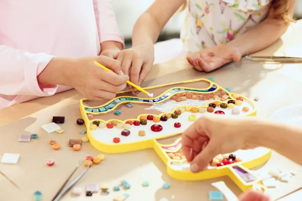 Мозаика для детей, детская творческая игра . — стоковое фото