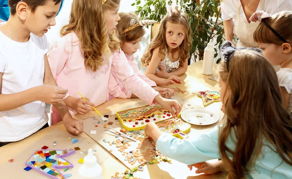 Mozaika umění puzzle pro děti, dětské tvůrčí hru. — Stock fotografie