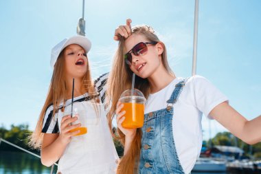 Deniz yatındaki çocuklar.