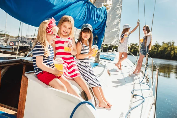 Deniz yatındaki çocuklar.