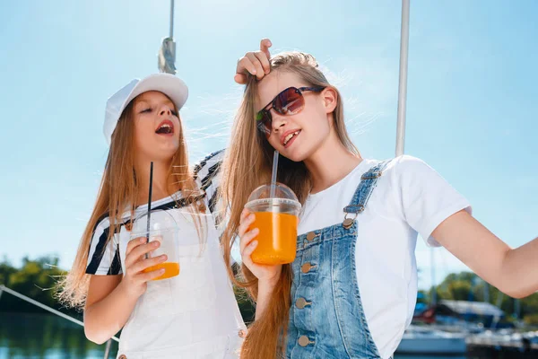 Deniz yatındaki çocuklar.