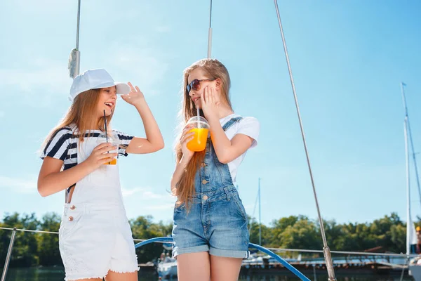 Deniz yatındaki çocuklar.