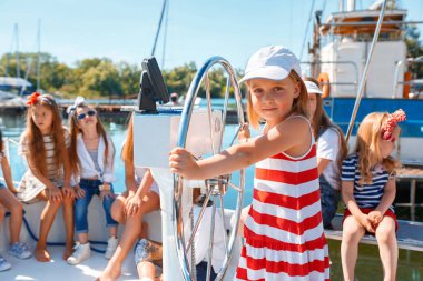 Deniz yatındaki çocuklar.