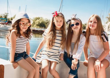 Deniz yatındaki çocuklar.