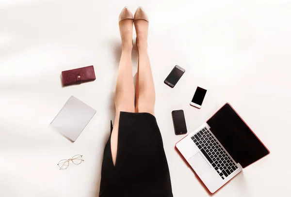 Blogger moda pisania na laptopa — Zdjęcie stockowe