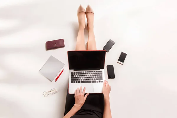 Blogger de moda escribiendo en computadora portátil — Foto de Stock
