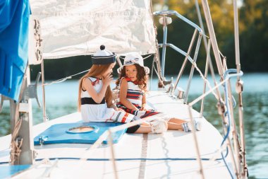 Deniz yatındaki çocuklar.