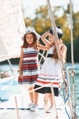 Deniz yatındaki çocuklar.