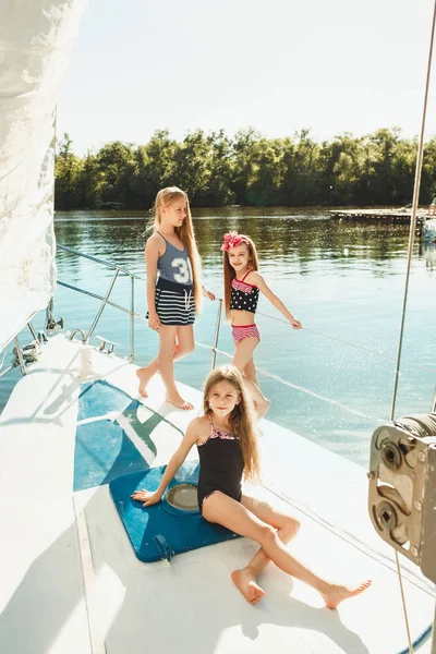 海上ヨットに乗っている子供たち — ストック写真