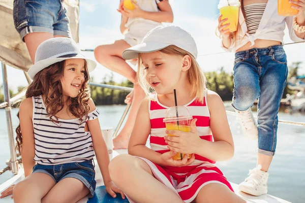 Deniz yatındaki çocuklar.