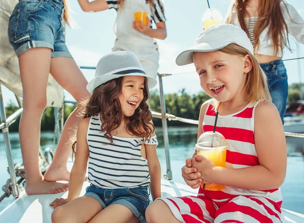 Deniz yatındaki çocuklar.