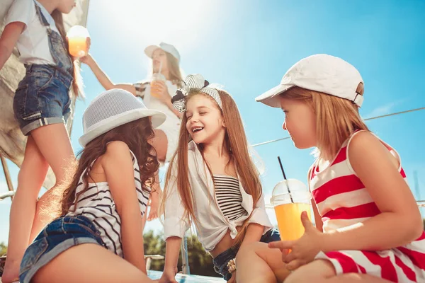 Deniz yatındaki çocuklar.