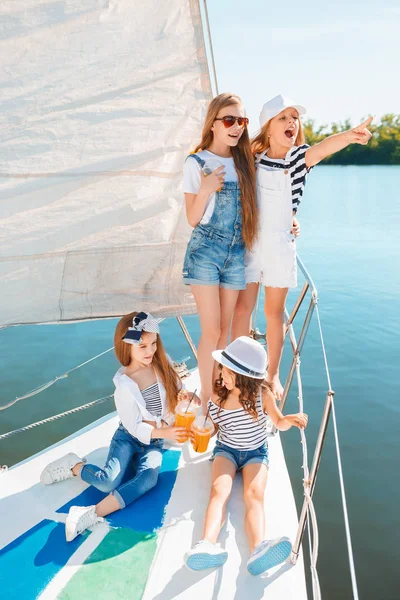 Deniz yatındaki çocuklar.