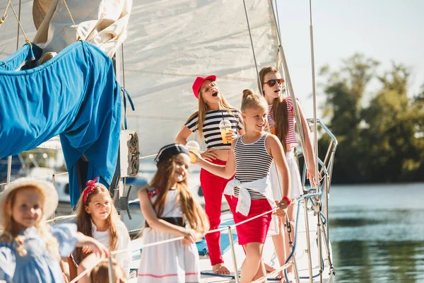 Deniz yatındaki çocuklar.