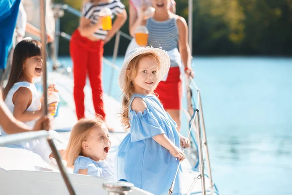 Dzieci na pokładzie jachtu morskiego — Zdjęcie stockowe